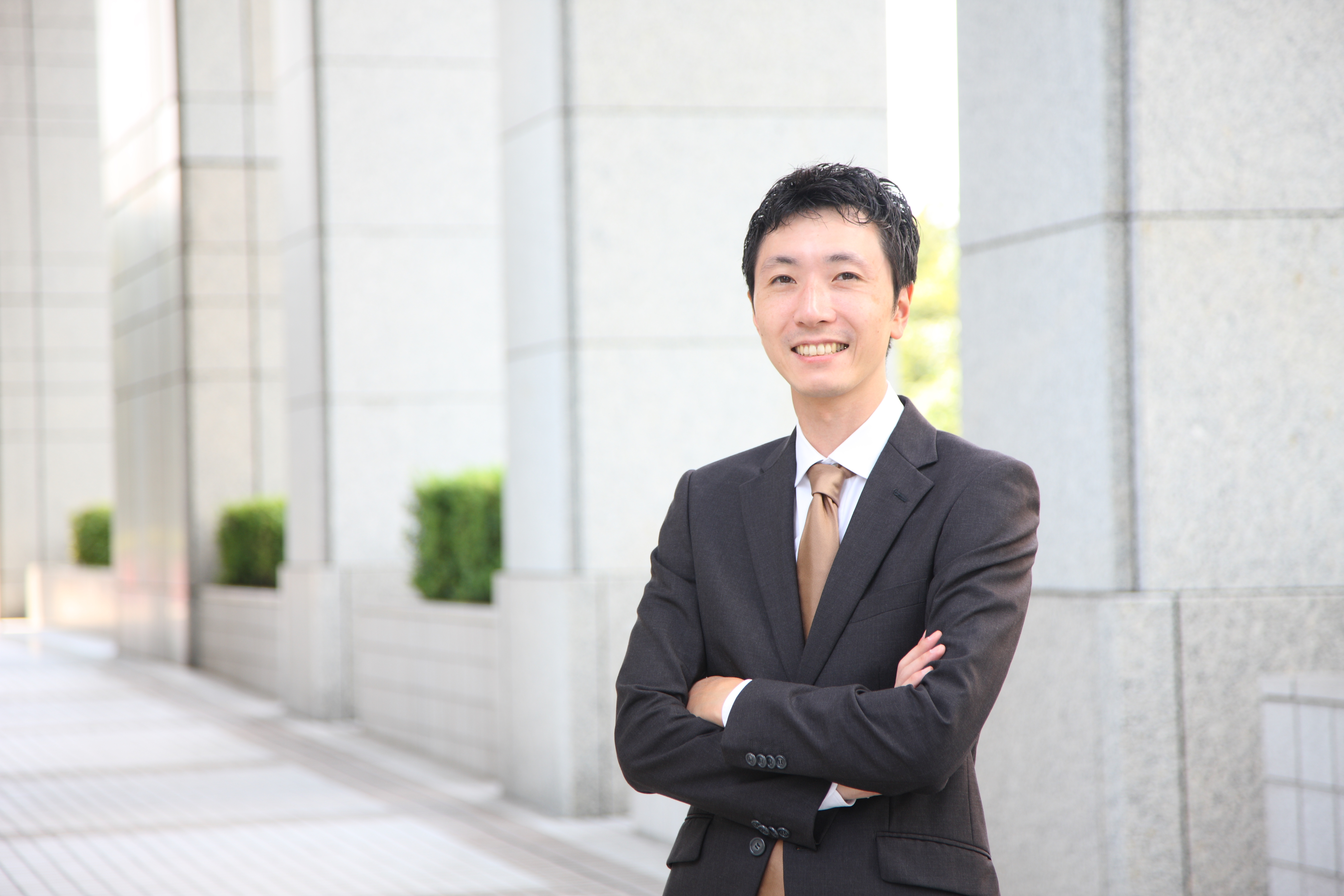 中小企業のオフィス内でミーティングする様子